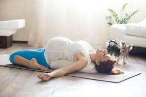 Kuidas raseduse ajal alaseljast pingeid leevendada: 5 harjutust