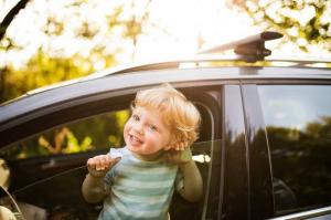 Miks ei saa jätta last üksi autos suvel