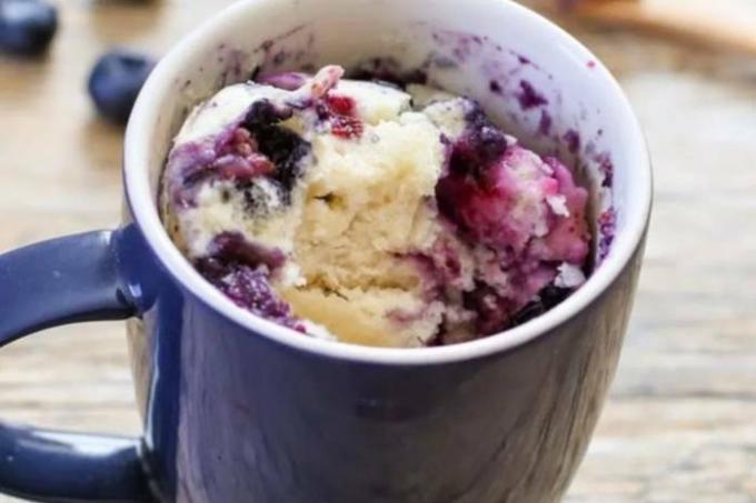 Berry cupcake kruusi retseptis samm-sammult: kuidas süüa 5 minutiga