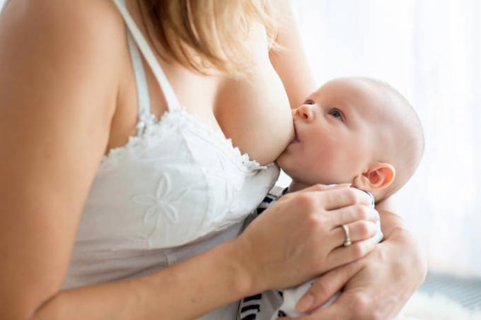 Lekkiv piima rinnaga toitvad emad: 5 lahendused