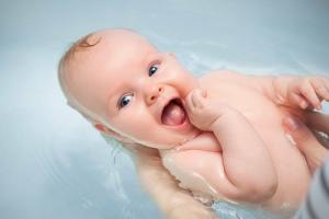 Kuidas ujuma vastsündinud: iga ema peaks teadma