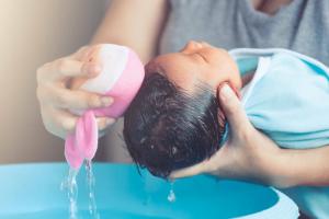 Kuidas vastsündinut vannitada: kas saate teada nahast ema
