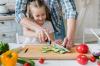 Väike abimees: kuidas õpetada last kööginoaga hooletult siplema