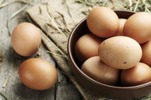 Kuidas lihavõttepühade munad looduslike värvainetega värvida