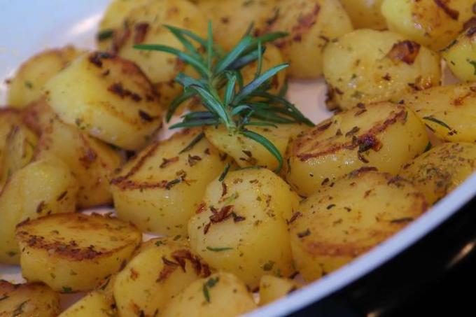 Kuninglikud kartulid küüslaugu ja ürtidega: retsept, mis teid võidab