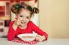 Laps keeldub süüa lasteaias: Top 5 võimalikud põhjused ja lahendused