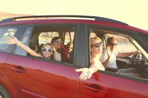Lastega autoga reisimine: mida peate teele võtma