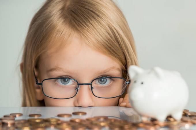 Kuidas treenida lapse finantskirjaoskuse: 17 vihjeid